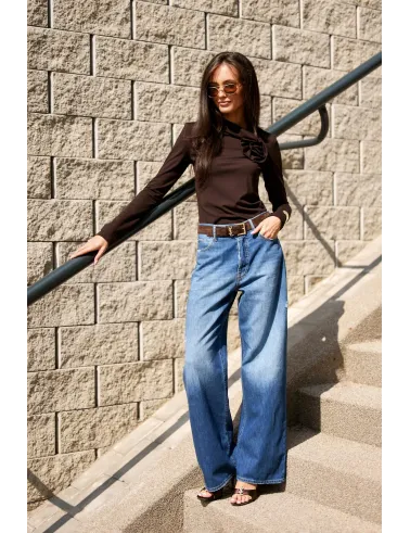 Rosalia – elegante dunkelbraune Bluse mit Blumenapplikation am Ausschnitt | Roco Fashion