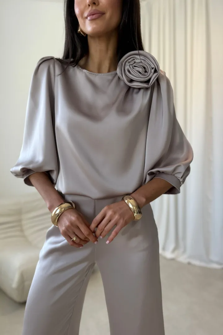 Giana – elegancka jasnobeżowa bluzka z kwiatem i bufiastymi rękawami | Roco Fashion