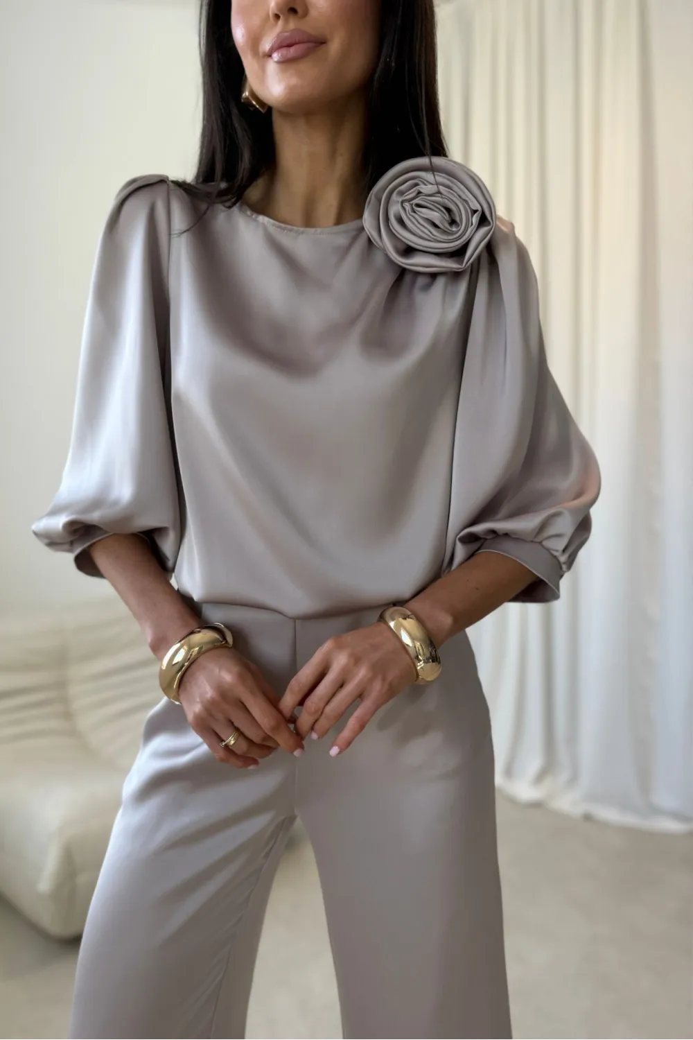 Giana – stilvolle Bluse in hell Beige mit floraler Applikation & voluminösen Ärmeln | Roco Fashion