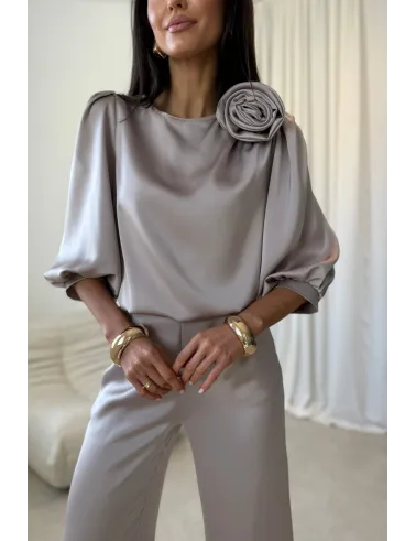 Giana – stilvolle Bluse in hell Beige mit floraler Applikation & voluminösen Ärmeln | Roco Fashion