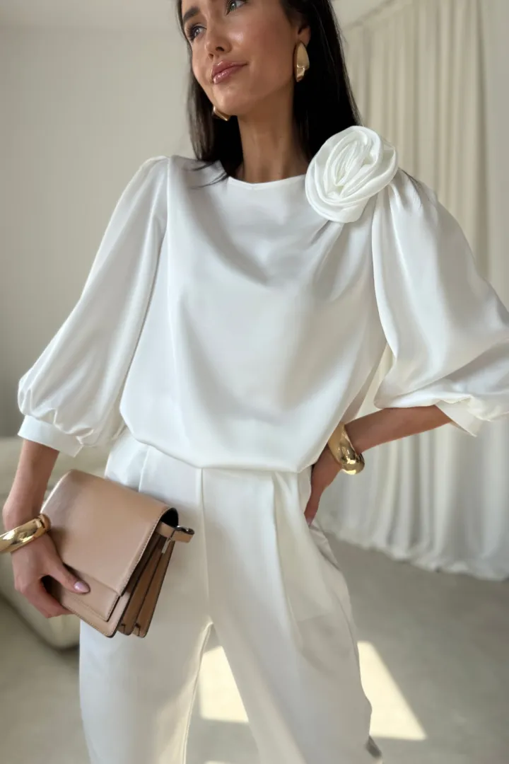 Giana – elegancka ecru bluzka z kwiatem i bufiastymi rękawami | Roco Fashion
