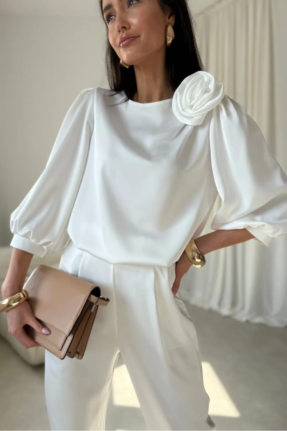 Giana – elegancka ecru bluzka z kwiatem i bufiastymi rękawami | Roco Fashion