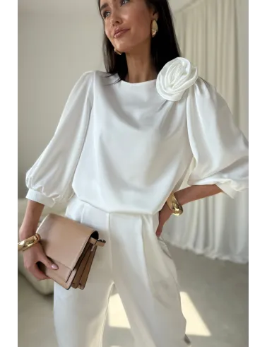 Giana – elegancka ecru bluzka z kwiatem i bufiastymi rękawami | Roco Fashion