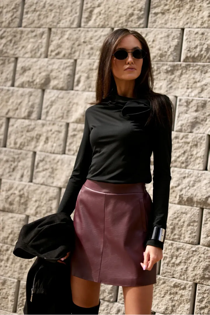 Rosalia – elegancka czarna bluzka z aplikacją kwiatową przy dekolcie | Roco Fashion