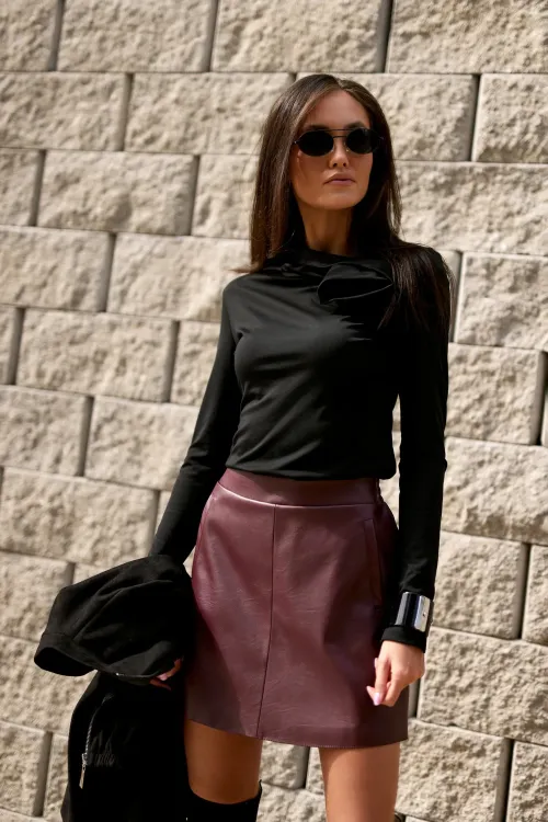 Rosalia – elegancka czarna bluzka z aplikacją kwiatową przy dekolcie | Roco Fashion