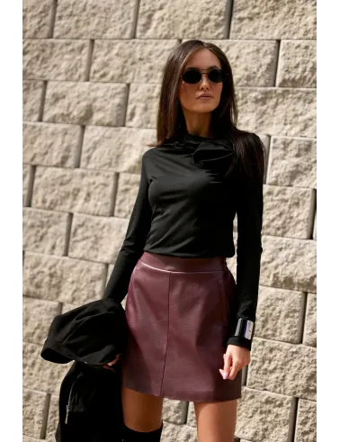 Rosalia – elegante schwarze Bluse mit Blumenapplikation am Ausschnitt | Roco Fashion