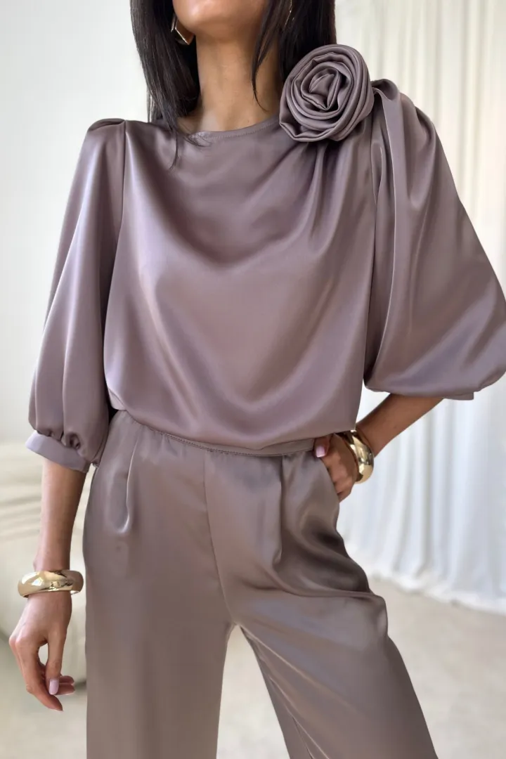 Giana – stilvolle Bluse in Braun mit floraler Applikation & voluminösen Ärmeln | Roco Fashion