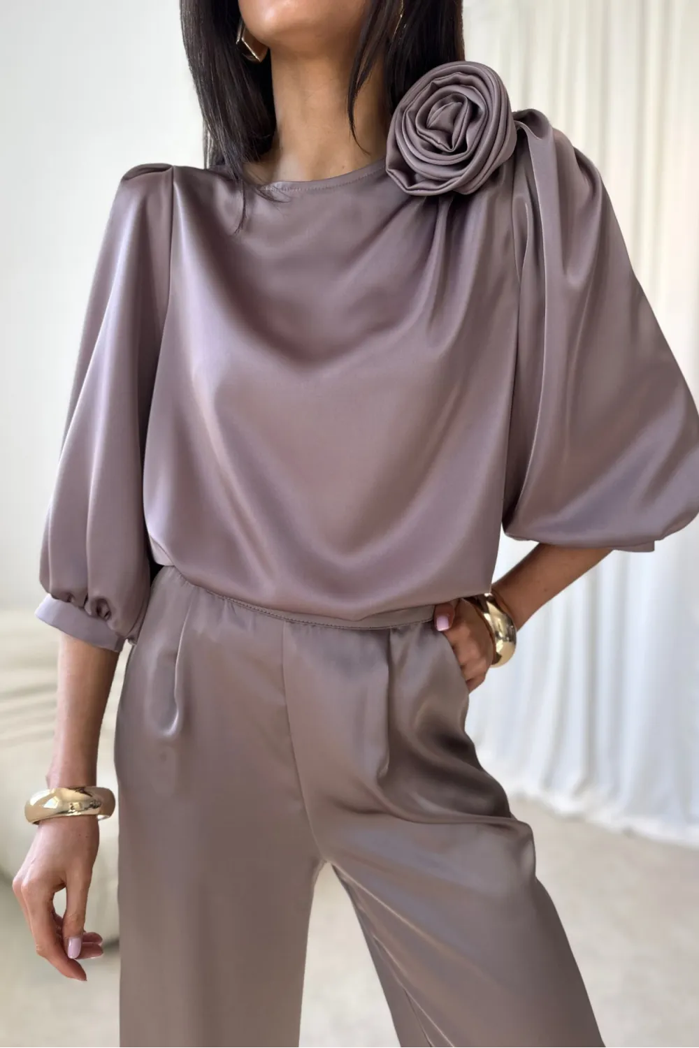 Giana – elegancka brązowa bluzka z kwiatem i bufiastymi rękawami | Roco Fashion
