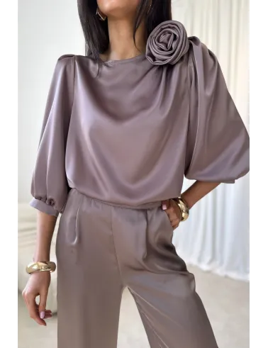 Giana – elegancka brązowa bluzka z kwiatem i bufiastymi rękawami | Roco Fashion