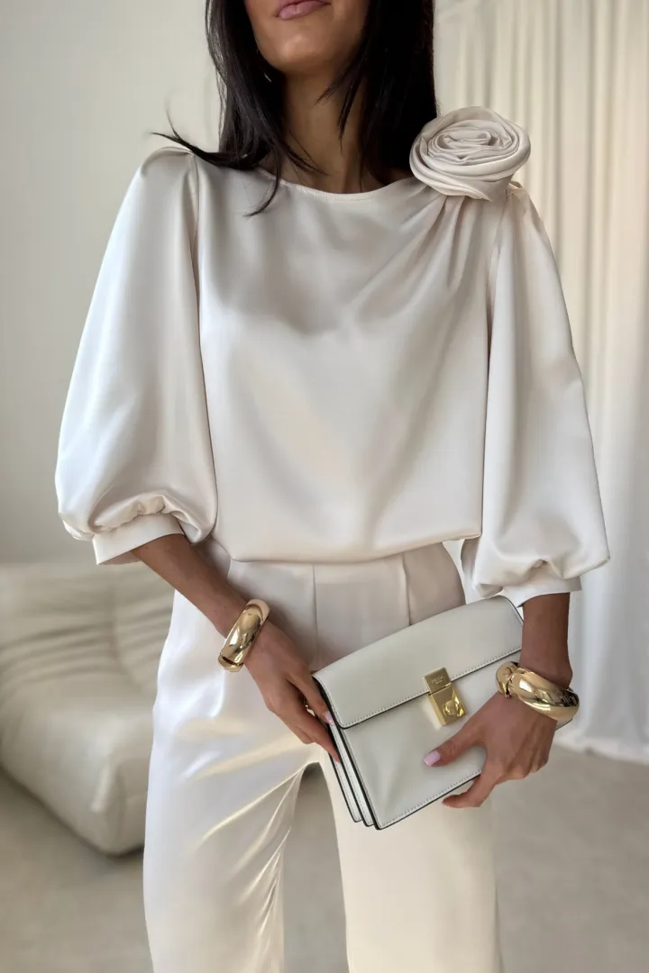 Giana – elegancka waniliowa bluzka z kwiatem i bufiastymi rękawami | Roco Fashion