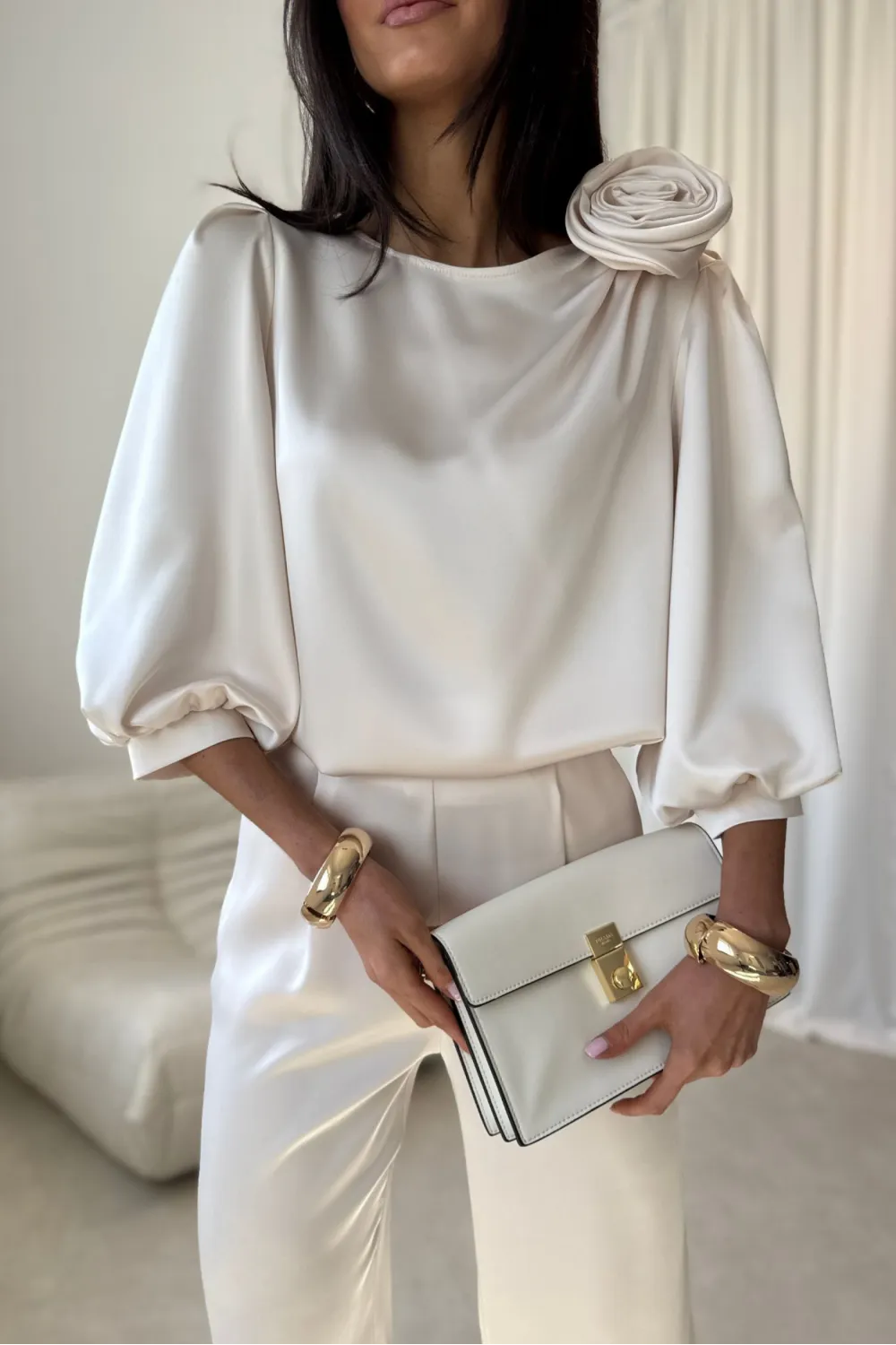 Giana – elegancka waniliowa bluzka z kwiatem i bufiastymi rękawami | Roco Fashion