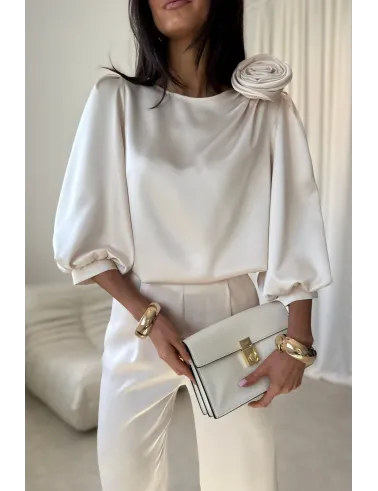 Giana – elegancka waniliowa bluzka z kwiatem i bufiastymi rękawami | Roco Fashion