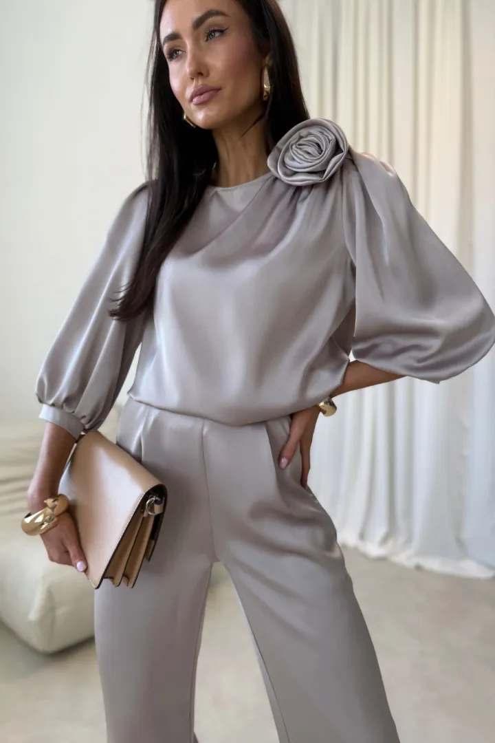 Giana - elegancka bluzka z ozdobnym kwiatem i bufiastymi rękawami w kolorze jasnego beżu