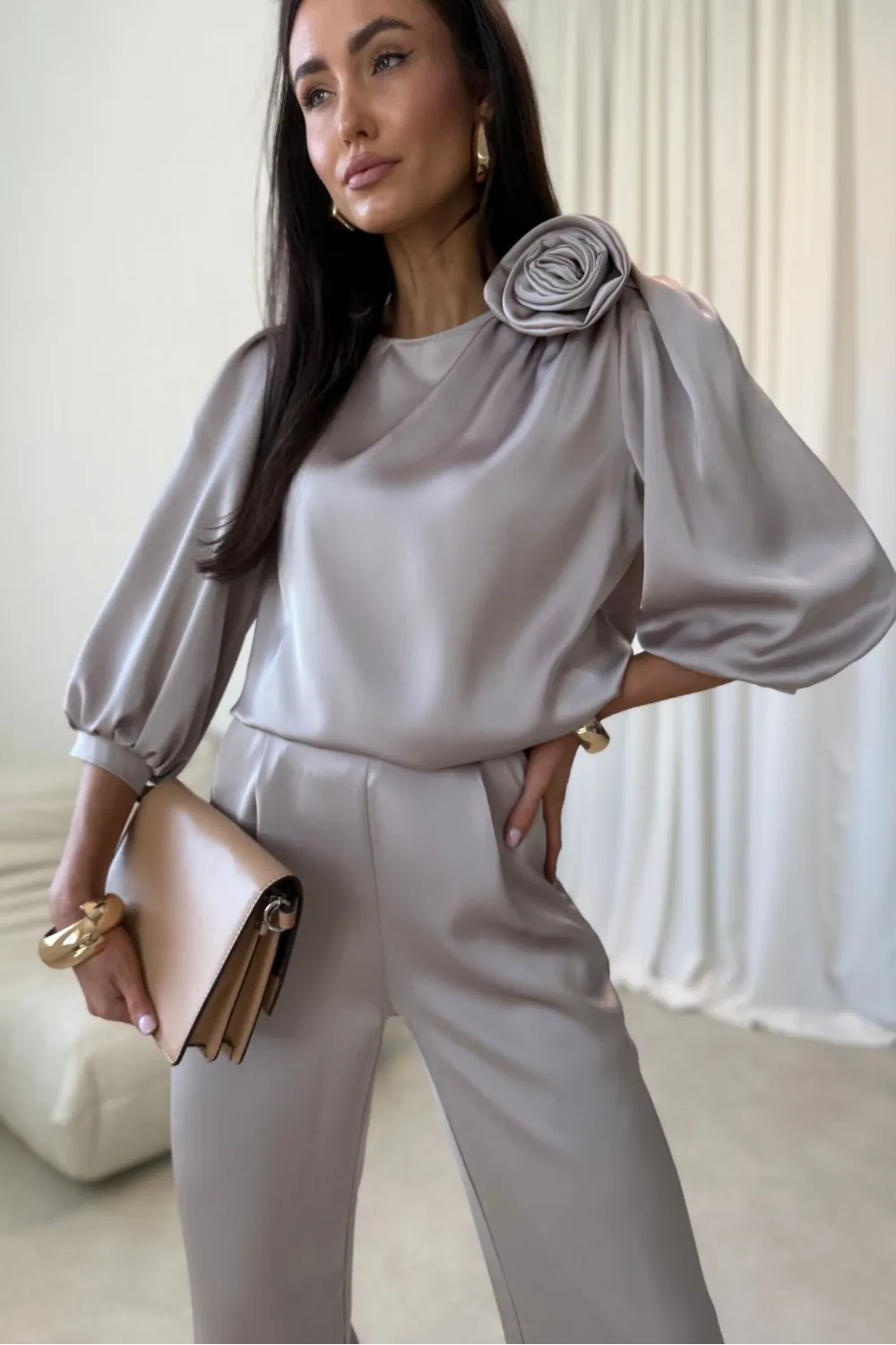 Giana – stilvolle Bluse in hell Beige mit floraler Applikation & voluminösen Ärmeln | Roco Fashion