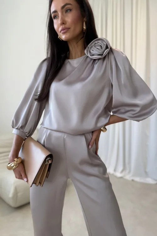 Giana - elegancka bluzka z ozdobnym kwiatem i bufiastymi rękawami w kolorze jasnego beżu