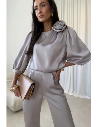 Giana – elegancka jasnobeżowa bluzka z kwiatem i bufiastymi rękawami | Roco Fashion