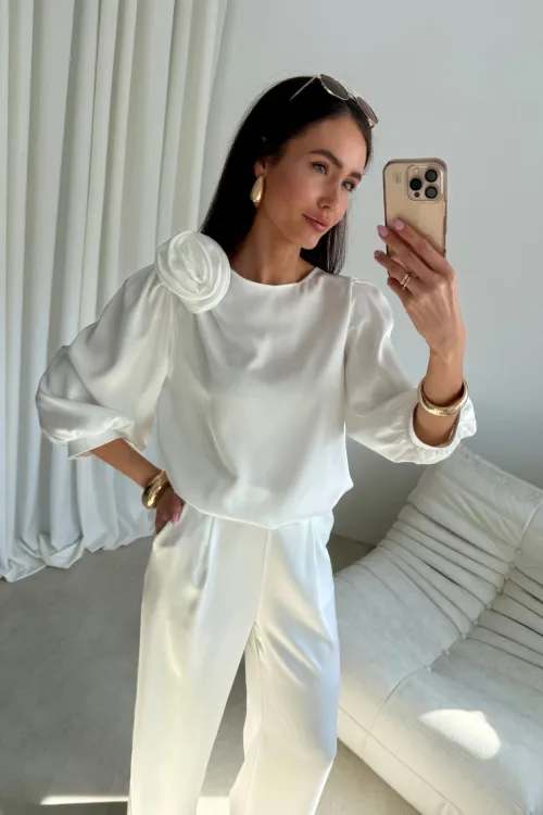 Giana - elegancka bluzka z ozdobnym kwiatem i bufiastymi rękawami w kolorze ecru