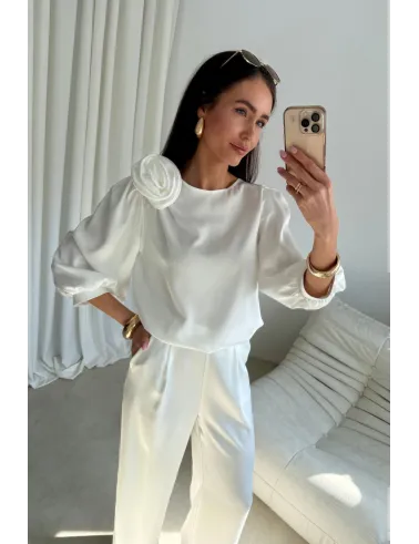 Giana – elegancka ecru bluzka z kwiatem i bufiastymi rękawami | Roco Fashion