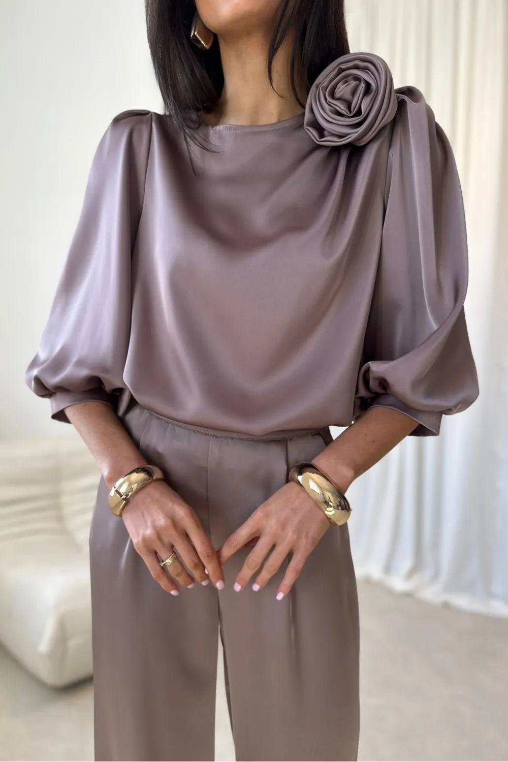 Giana – stilvolle Bluse in Braun mit floraler Applikation & voluminösen Ärmeln | Roco Fashion