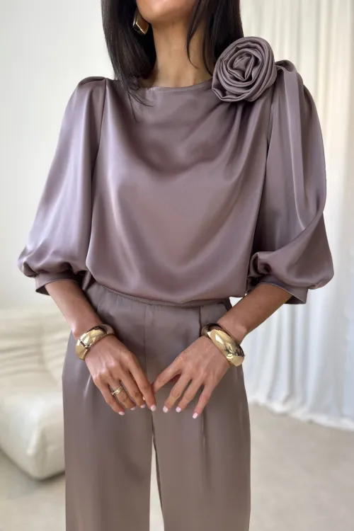 Giana - elegancka bluzka z ozdobnym kwiatem i bufiastymi rękawami w kolorze brązowym