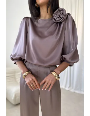 Giana – stilvolle Bluse in Braun mit floraler Applikation & voluminösen Ärmeln | Roco Fashion