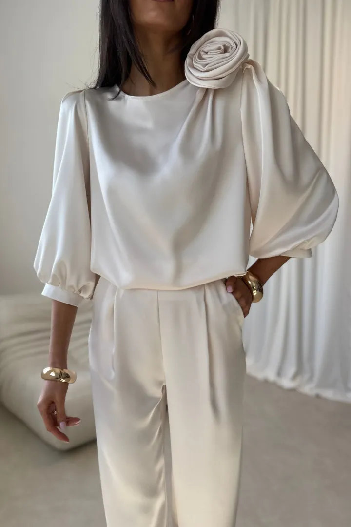 Giana - stilvolle Bluse mit floraler Applikation und voluminösen Ärmeln in Vanille
