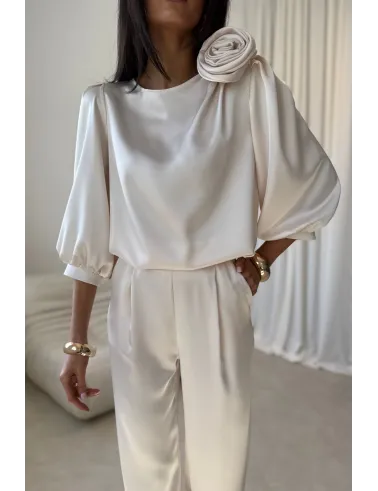 Giana – elegancka waniliowa bluzka z kwiatem i bufiastymi rękawami | Roco Fashion