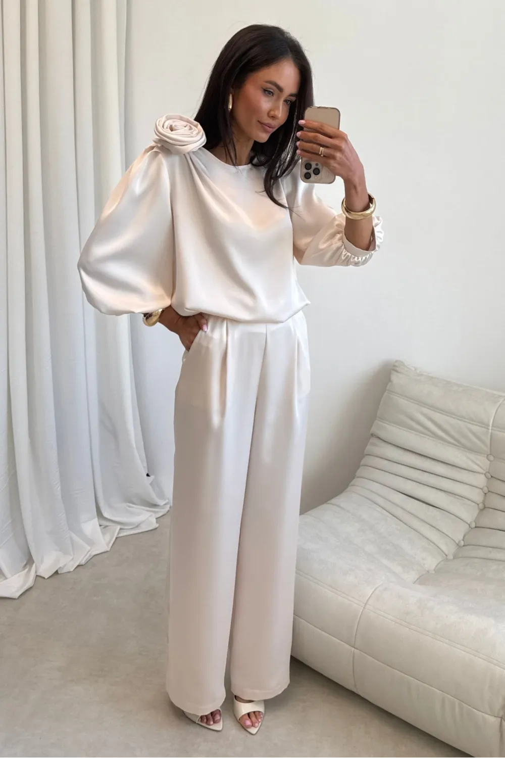 Giana – elegancka waniliowa bluzka z kwiatem i bufiastymi rękawami | Roco Fashion