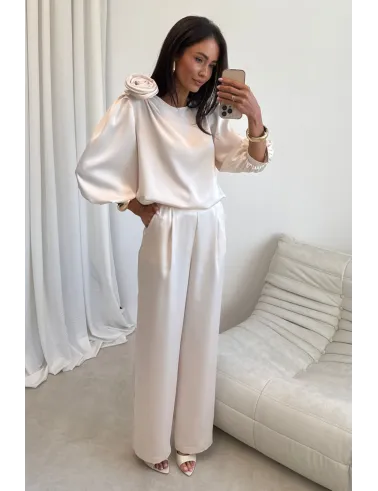 Giana – stilvolle Bluse in Vanille mit floraler Applikation & voluminösen Ärmeln | Roco Fashion