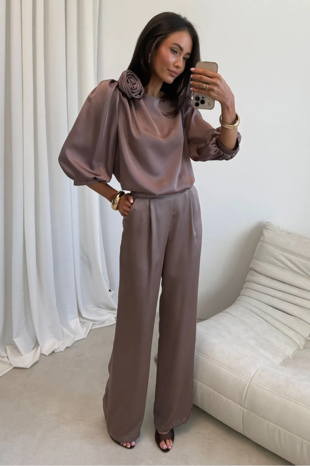 Giana – elegancka brązowa bluzka z kwiatem i bufiastymi rękawami | Roco Fashion