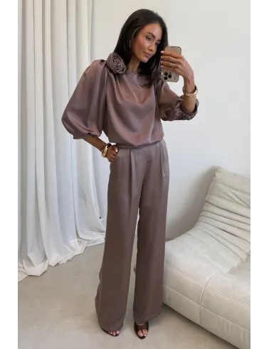 Giana – elegancka brązowa bluzka z kwiatem i bufiastymi rękawami | Roco Fashion