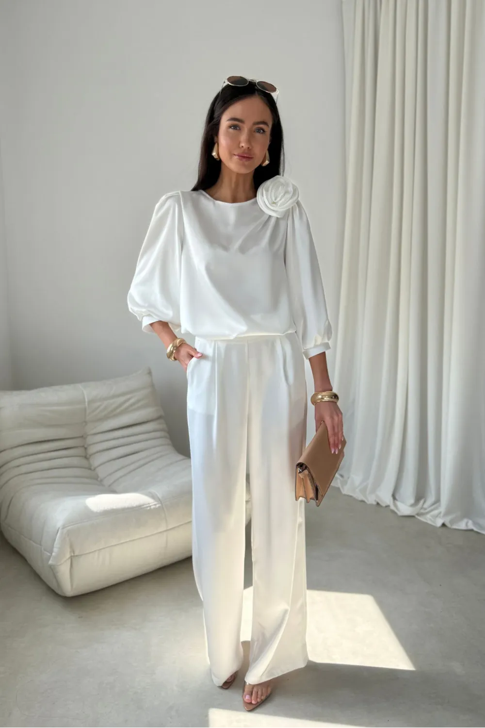 Giana – elegancka ecru bluzka z kwiatem i bufiastymi rękawami | Roco Fashion