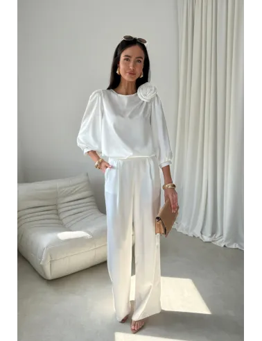 Giana – elegancka ecru bluzka z kwiatem i bufiastymi rękawami | Roco Fashion