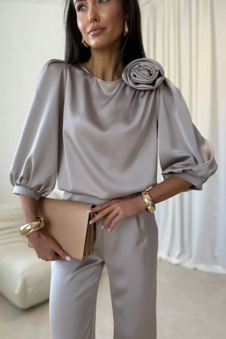 Giana - stilvolle Bluse mit floraler Applikation und voluminösen Ärmeln in hell Beige