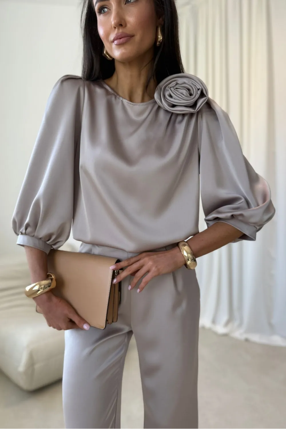 Giana – elegancka jasnobeżowa bluzka z kwiatem i bufiastymi rękawami | Roco Fashion