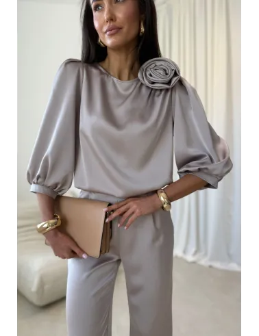 Giana – stilvolle Bluse in hell Beige mit floraler Applikation & voluminösen Ärmeln | Roco Fashion