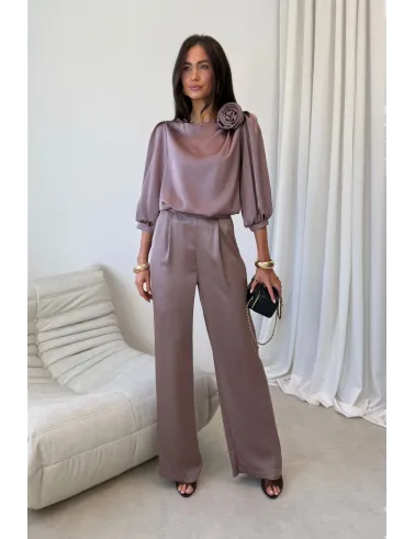 Giana – elegancka brązowa bluzka z kwiatem i bufiastymi rękawami | Roco Fashion