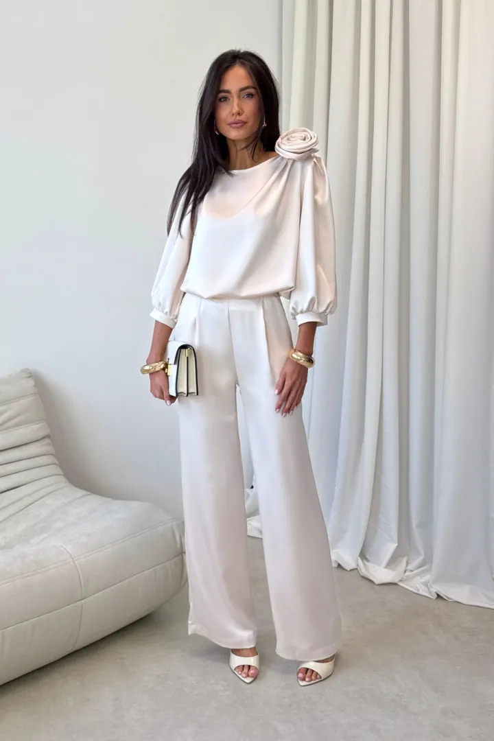 Giana - elegancka bluzka z ozdobnym kwiatem i bufiastymi rękawami w kolorze waniliowym