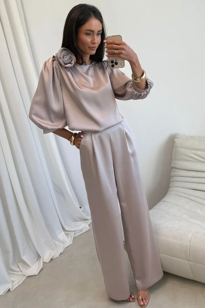 Giana - stilvolle Bluse mit floraler Applikation und voluminösen Ärmeln in hell Beige