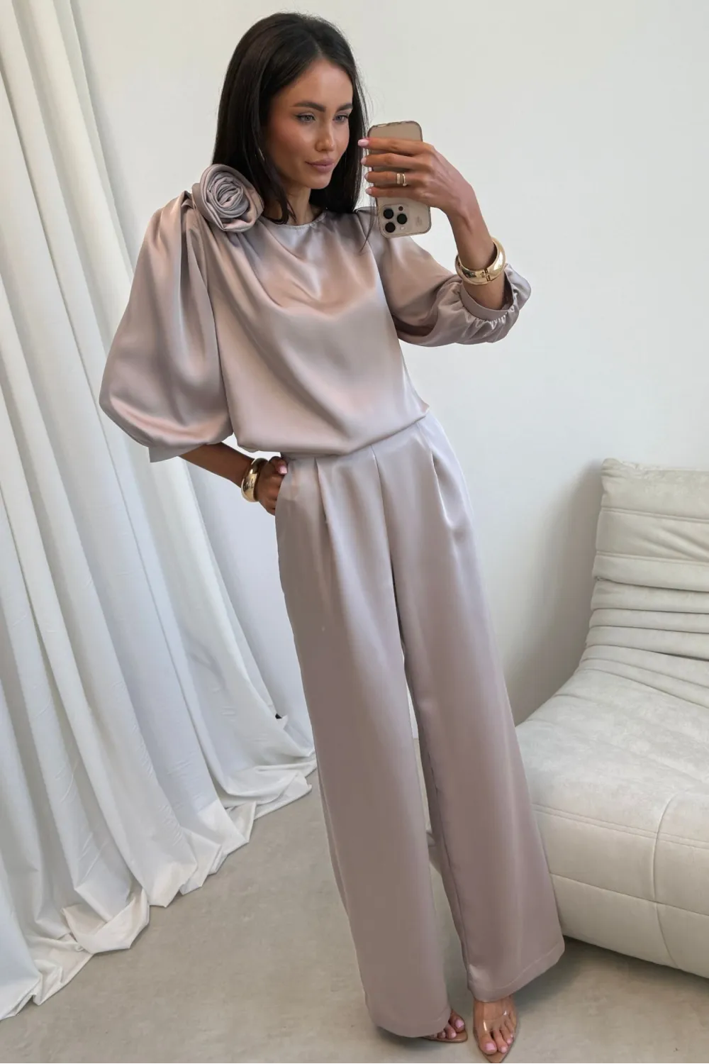 Giana – elegancka jasnobeżowa bluzka z kwiatem i bufiastymi rękawami | Roco Fashion