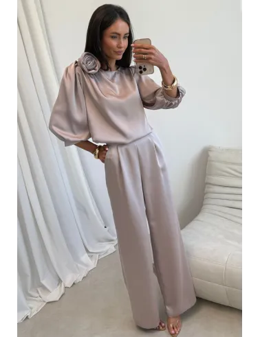 Giana – elegancka jasnobeżowa bluzka z kwiatem i bufiastymi rękawami | Roco Fashion