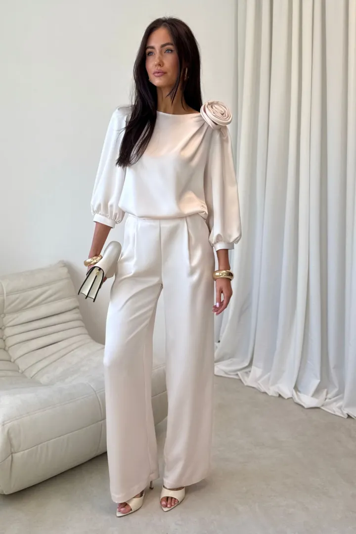 Giana - stilvolle Bluse mit floraler Applikation und voluminösen Ärmeln in Vanille