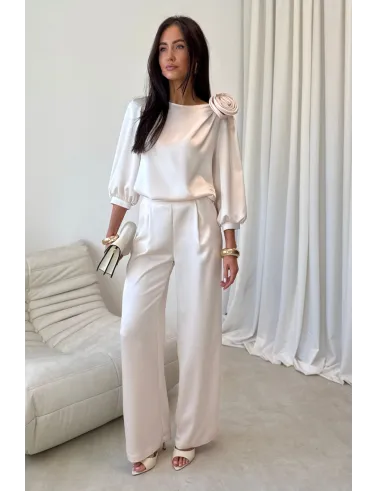 Giana – elegancka waniliowa bluzka z kwiatem i bufiastymi rękawami | Roco Fashion