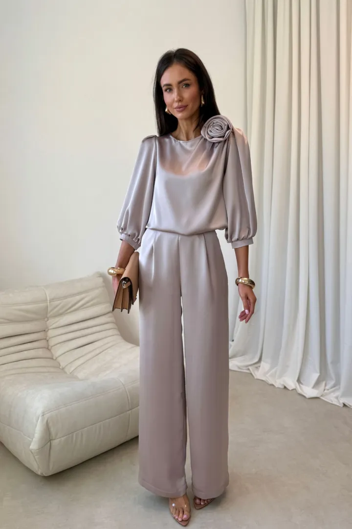 Giana - stilvolle Bluse mit floraler Applikation und voluminösen Ärmeln in hell Beige