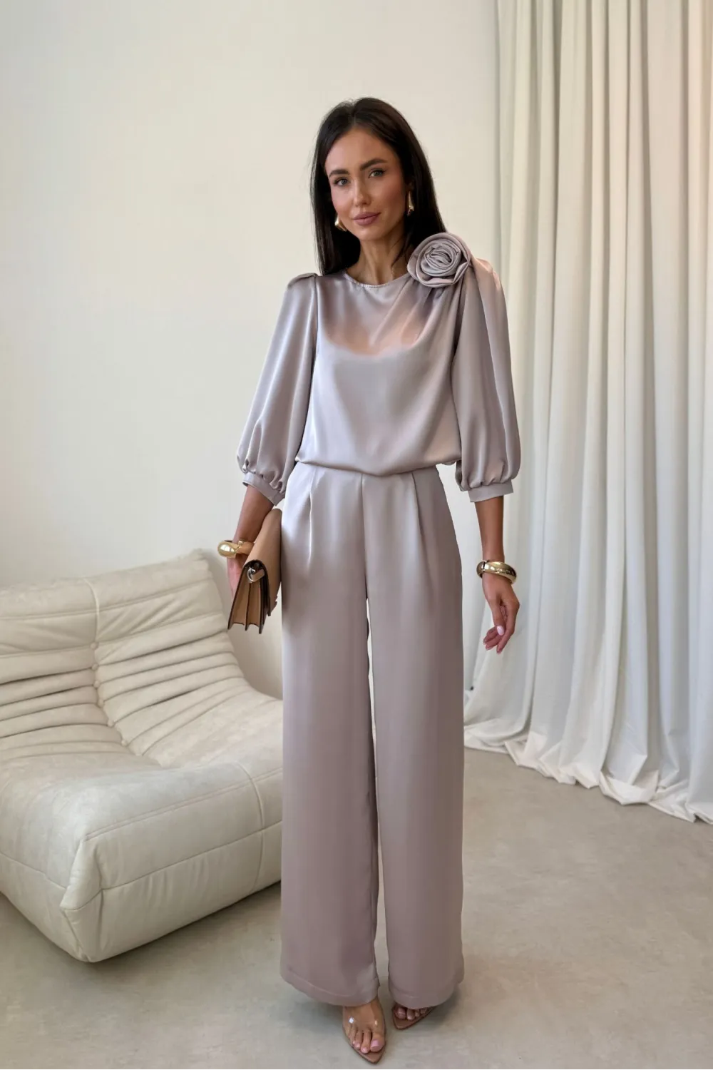 Giana – stilvolle Bluse in hell Beige mit floraler Applikation & voluminösen Ärmeln | Roco Fashion