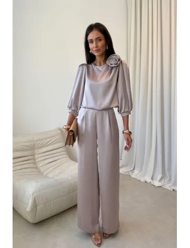 Giana – elegancka jasnobeżowa bluzka z kwiatem i bufiastymi rękawami | Roco Fashion