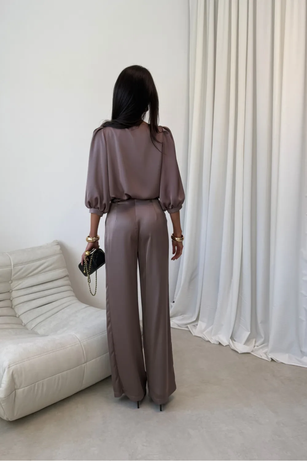 Giana – stilvolle Bluse in Braun mit floraler Applikation & voluminösen Ärmeln | Roco Fashion