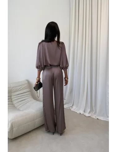 Giana – elegancka brązowa bluzka z kwiatem i bufiastymi rękawami | Roco Fashion