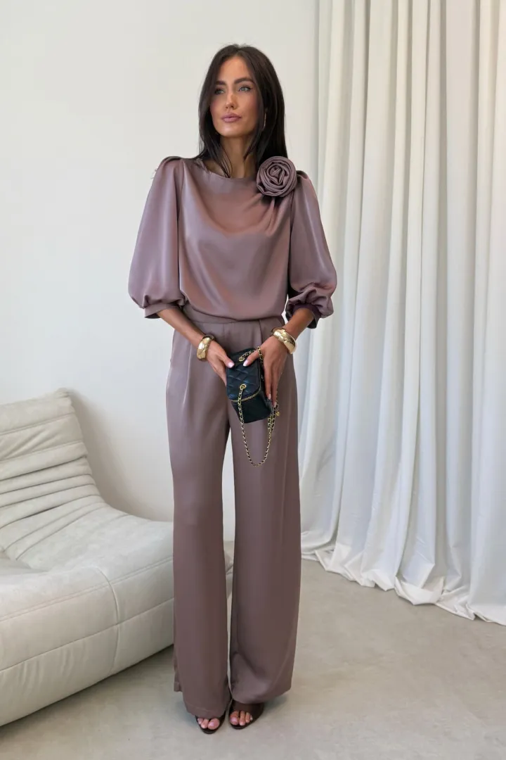 Giana - elegancka bluzka z ozdobnym kwiatem i bufiastymi rękawami w kolorze brązowym