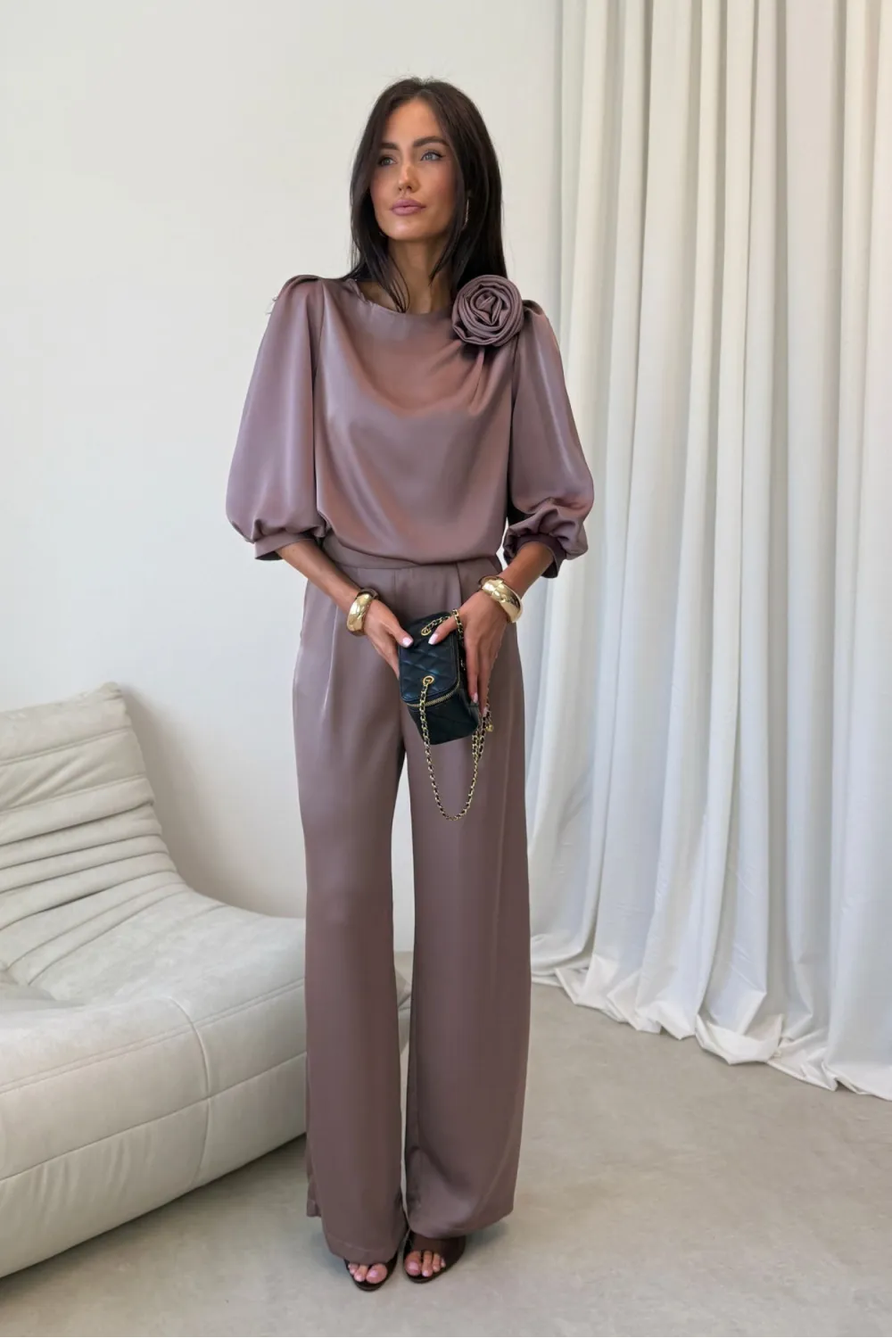 Giana – elegancka brązowa bluzka z kwiatem i bufiastymi rękawami | Roco Fashion